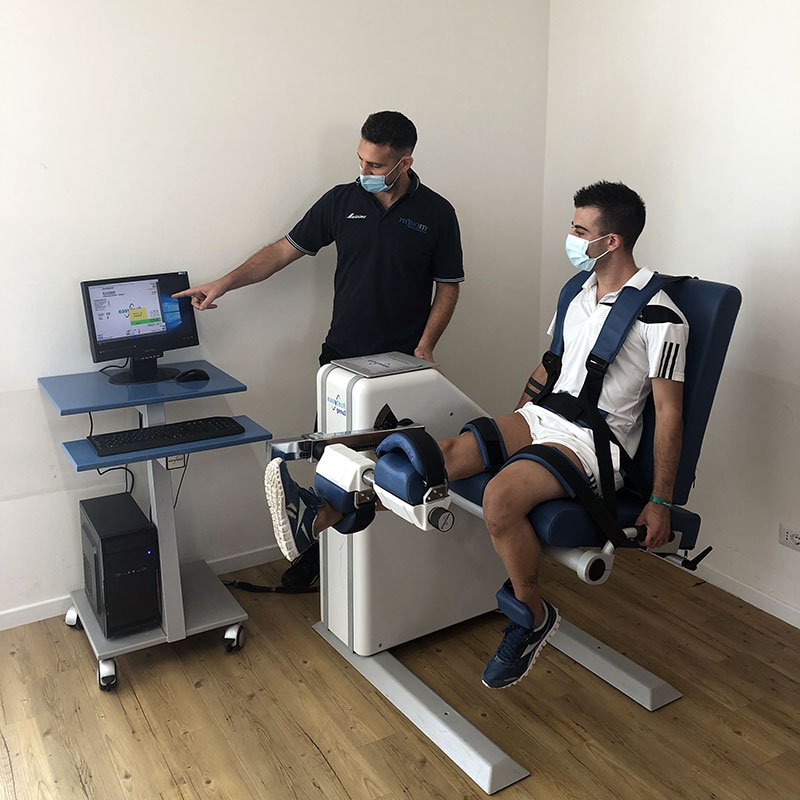 Fisioterapista Sportivo effettua test isocinetici su un atleta