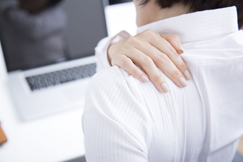 dolore-alla-spalla-postura-al-lavoro