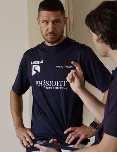 colloquio-tra-fisioterapista-e-atleta-sportivo-calciatore