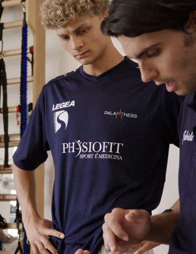 consulto-per-riabilitazione-fisioterapica-atleta-calciatore