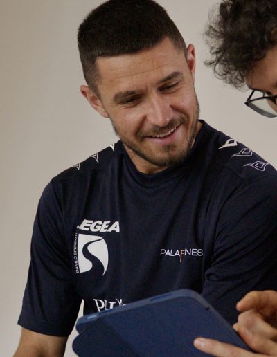 seduta-fisioterapia-per-atleta-calciatore