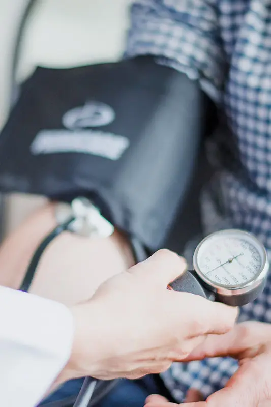 Operatore sanitario che effettua la misurazione della pressione arteriosa con sfigmomanometro manuale a Latina.