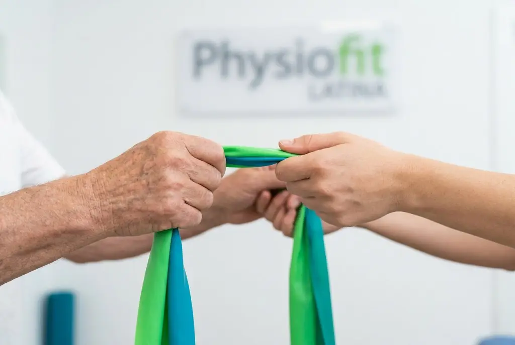 Mani anziane e adulte collaborano con elastico ginnastica dolce Latina