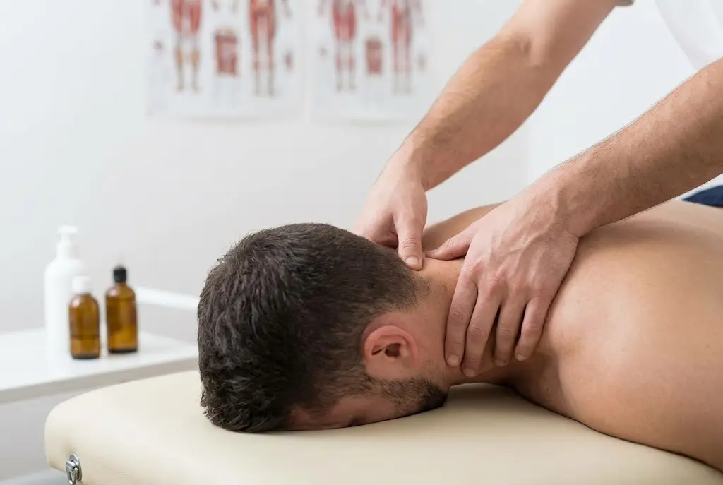 Dettaglio massaggio profondo su collo di pendolare Latina Scalo